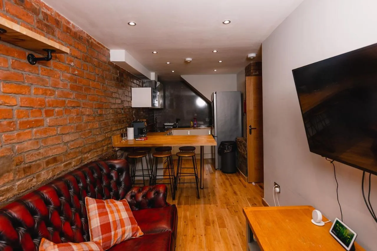 Superb Luxury Quality Central Apartment On Canal Edinburgh