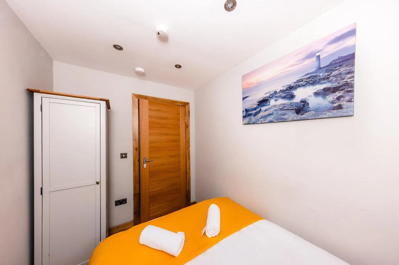 Superb Luxury Quality Central Apartment On Canal Edinburgh