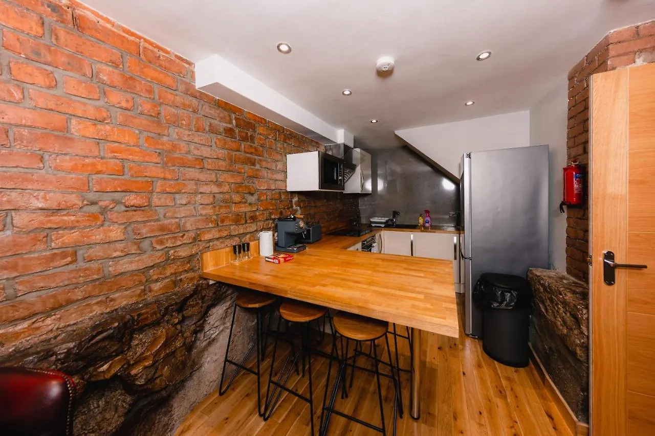 Superb Luxury Quality Central Apartment On Canal Edinburgh