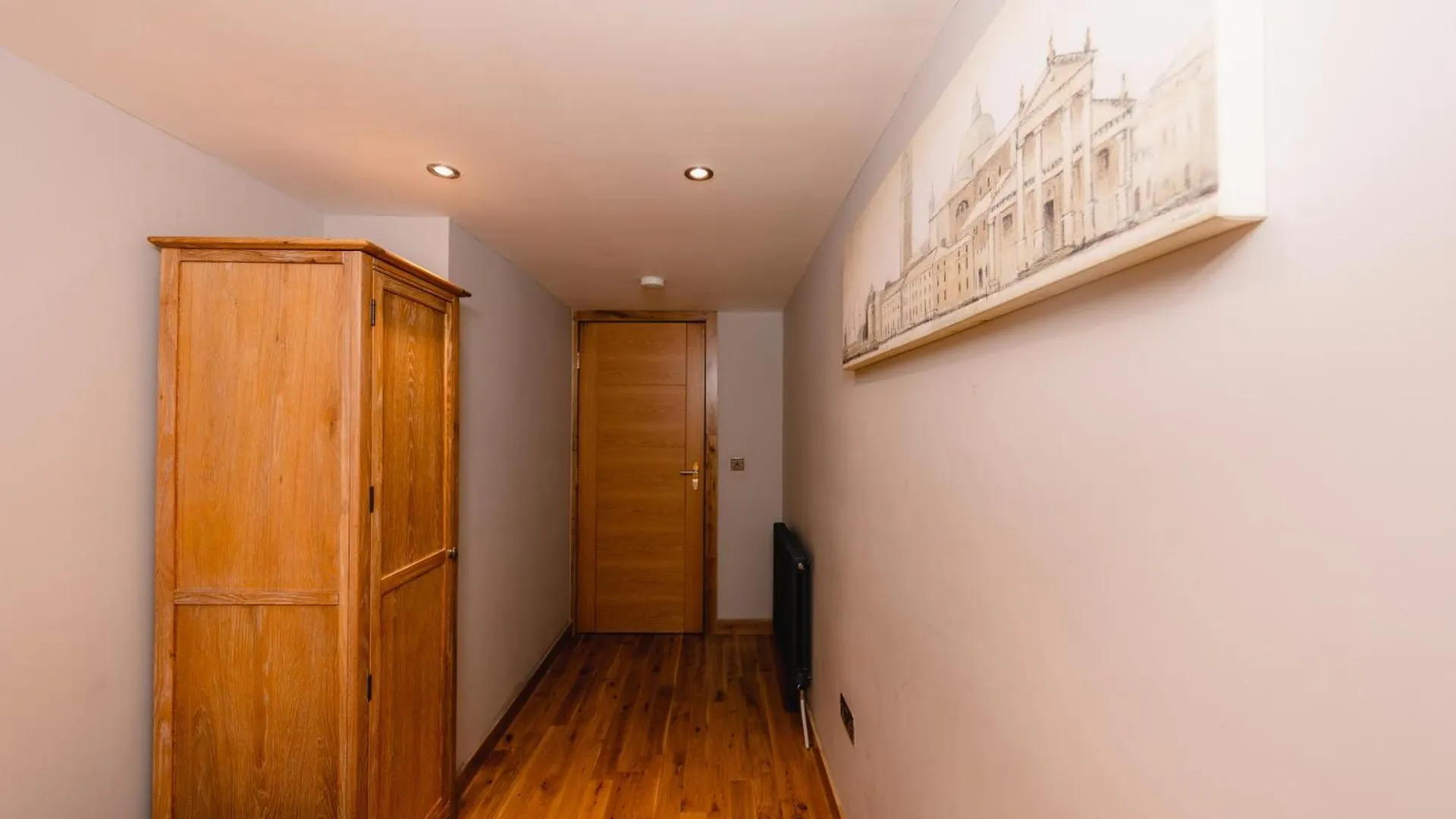 Superb Luxury Quality Central Apartment On Canal Edinburgh