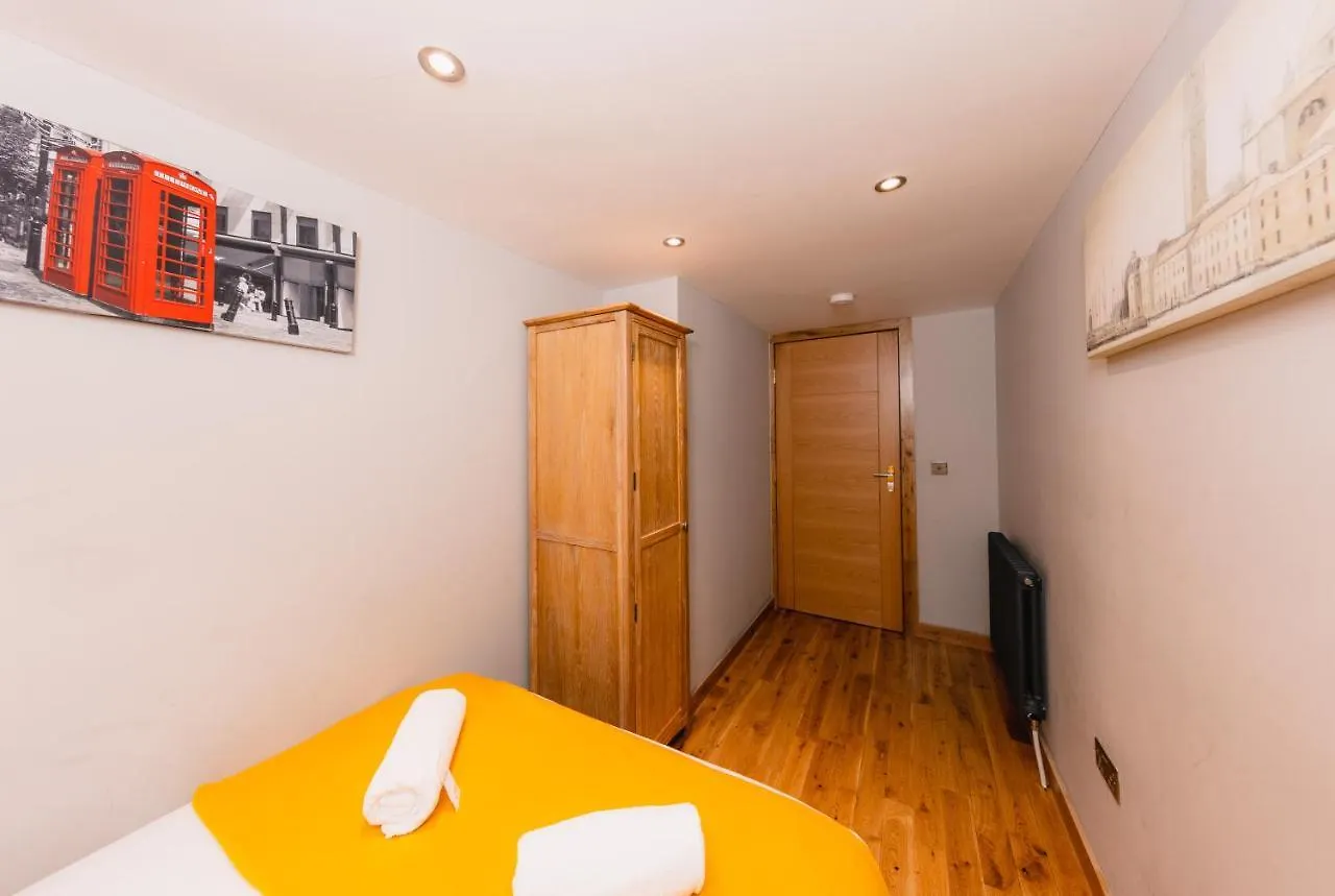Superb Luxury Quality Central Apartment On Canal 爱丁堡 英国